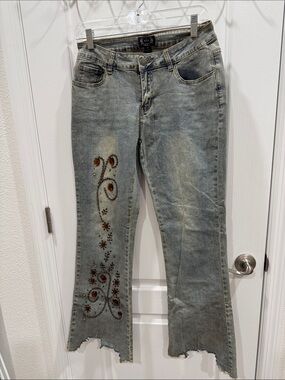 Vintage-Inspired Light Wash Embroidered Flare Jeans
